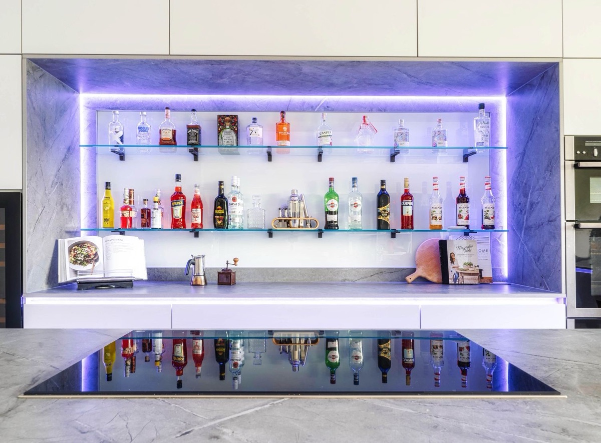 Schmidt integrated kitchen bar in white